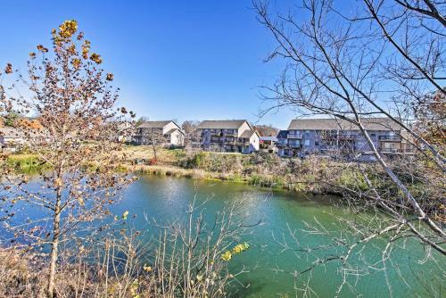 Apartamento Waterfront Branson Escape With Private Balcony!