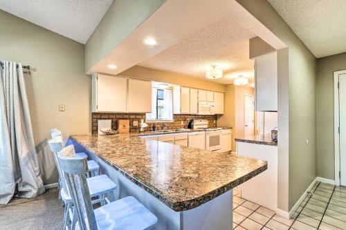 Apartamento Sunny Condo With Balcony And Community Amenities!