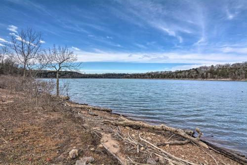 Lakefront Home On Table Rock With Fire Pit And Grill!
