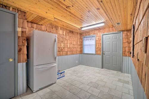 Mod Table Rock Lake Home With Lake Access, Deck