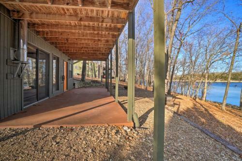 Mod Table Rock Lake Home With Lake Access, Deck