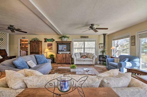 Table Rock Lakefront Getaway With Private Swim Dock!