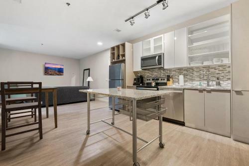 Upscale 2 Bedroom Stay With Rooftop Pool And Hot Tub! 326