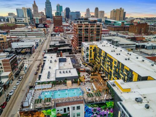 Upscale 2 Bedroom Stay With Rooftop Pool And Hot Tub! 402