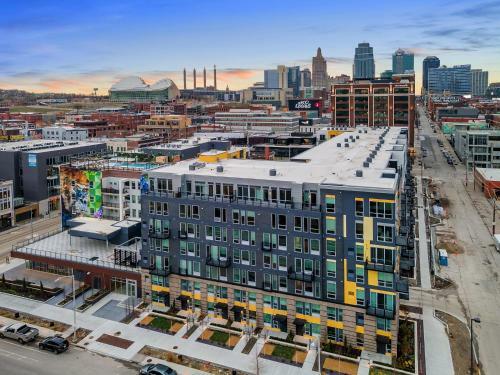 Upscale 2 Bedroom Stay With Rooftop Pool And Hot Tub! 402