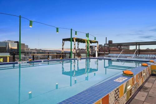 Upscale 2 Bedroom Stay With Rooftop Pool And Hot Tub! 402