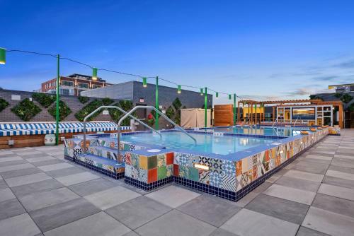 Upscale 2 Bedroom Stay With Rooftop Pool And Hot Tub! 402