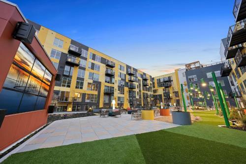 Upscale 2 Bedroom Stay With Rooftop Pool And Hot Tub! 402