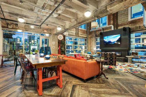 Upscale 2 Bedroom Stay With Rooftop Pool And Hot Tub! 402