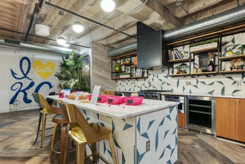Upscale 2 Bedroom Stay With Rooftop Pool And Hot Tub! 402