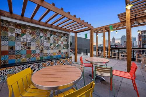 Upscale 2 Bedroom Stay With Rooftop Pool And Hot Tub! 402