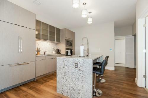 Upscale 2 Bedroom Stay With Rooftop Pool And Hot Tub! 624
