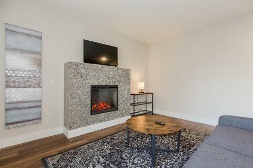 Upscale 2 Bedroom Stay With Rooftop Pool And Hot Tub! 624
