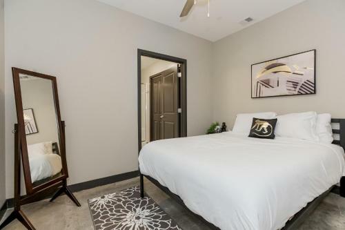 Beautiful Spacious 3 Bed Condominium 608