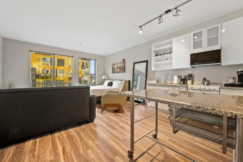 Insta-worthy Oasis Steps From Nightlife With Hot Tub 342