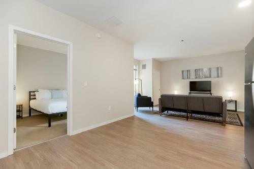 Upscale 2 Bedroom Stay With Rooftop Pool And Hot Tub! 526