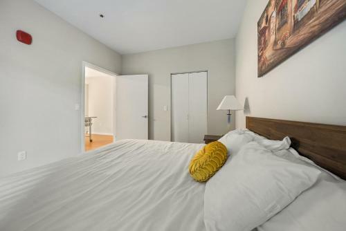 Upscale 2 Bedroom Stay With Rooftop Pool And Hot Tub!648