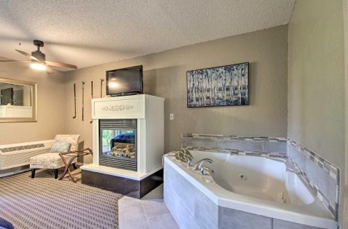 Osage Beach Resort Home Deck And Gas Fire Pit!