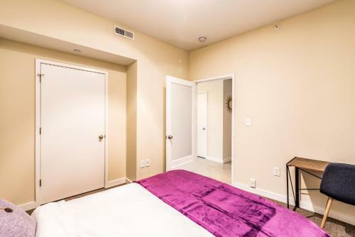 Spacious Condo With Great Sky Roof By Cozysuites
