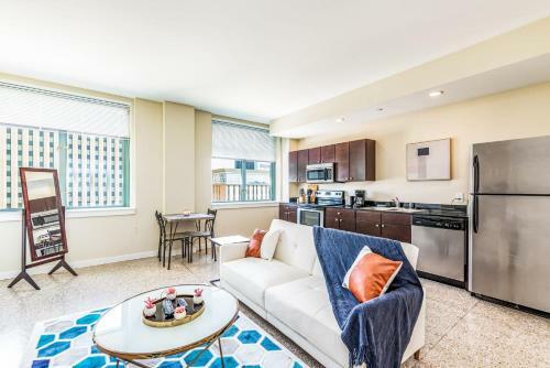 Spacious Condo With Great Sky Roof By Cozysuites