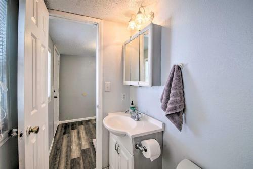Bright And Cozy Springfield Home With Large Yard!