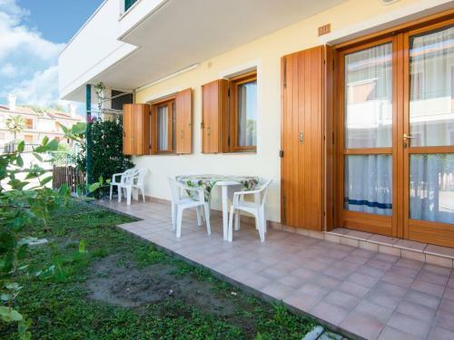 Charming Holiday Home In Rosolina With Communal Pool