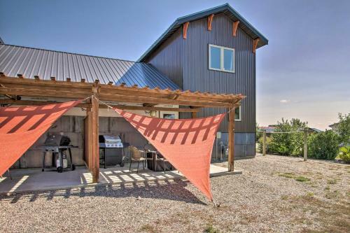 Pet-friendly Choteau Townhome With Gas Grill!