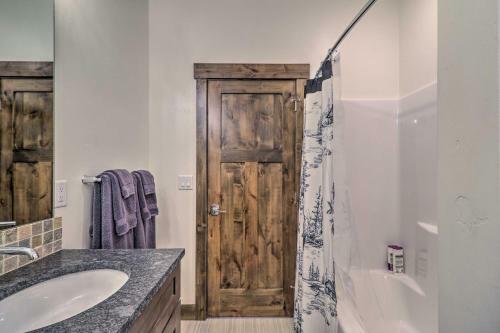 Apartamento Sleek Columbia Falls Condo Centrally Located