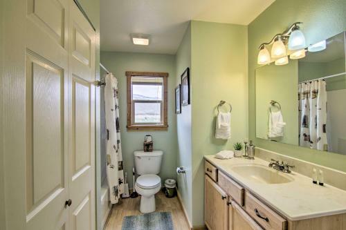 Airy Emigrant Townhome With Sweeping Mtn Views!