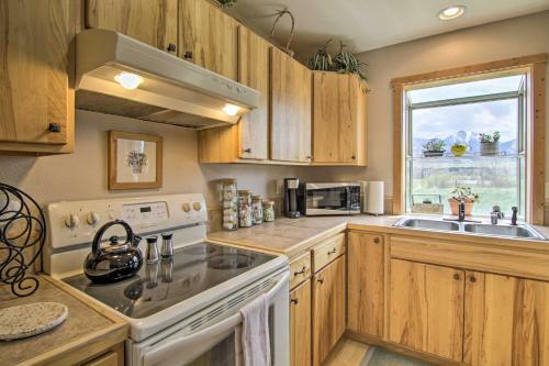 Airy Emigrant Townhome With Sweeping Mtn Views!