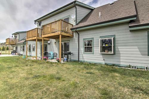 Airy Emigrant Townhome With Sweeping Mtn Views!
