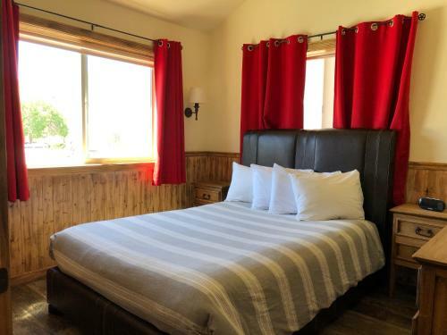 Hotel Yellowstone Riverside Cottages