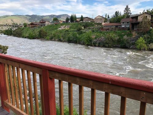Hotel Yellowstone Riverside Cottages
