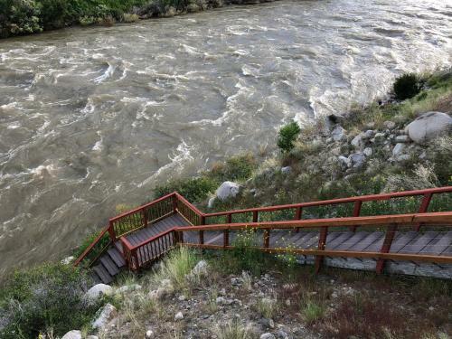 Hotel Yellowstone Riverside Cottages