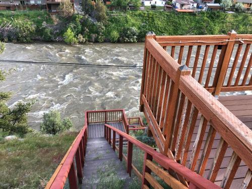Hotel Yellowstone Riverside Cottages