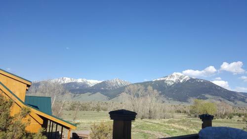 Lodge Montana Yellowstone River Retreat