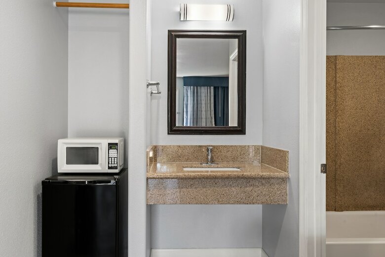 Motel Bay Breeze Inn