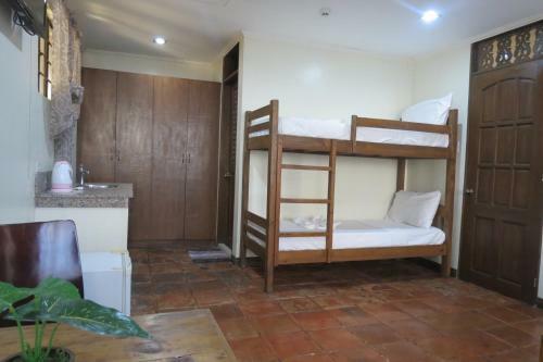 Hostal Makabata Guesthouse