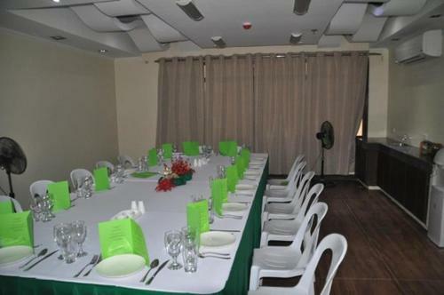 Hostal Makabata Guesthouse