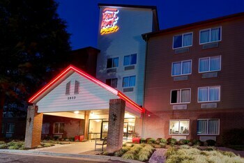 Hotel Red Roof Plus - Raleigh Ncsu/ Convention Center