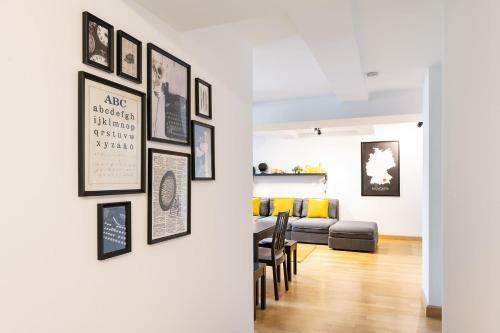 Marienplatz Apartment 2 Bedrooms Living Room Kitchen