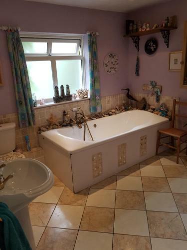 Victorian Gate House Own Bathroom