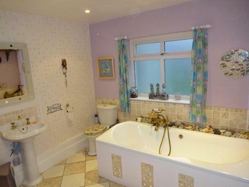 Victorian Gate House Own Bathroom