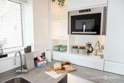 Perfect Lux Beachfront House With Balcony And Sea Views, Parking