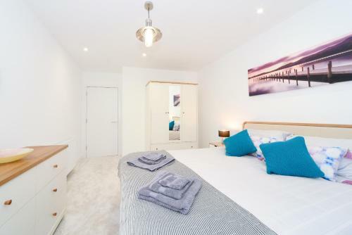 Luxury 3 Bed Apartment- Large Balcony With Seaviews