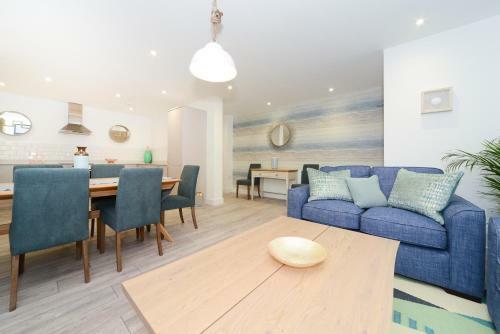 Luxury 3 Bed Apartment- Large Balcony With Seaviews