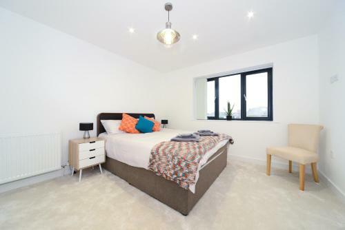 Luxury 3 Bed Apartment- Large Balcony With Seaviews