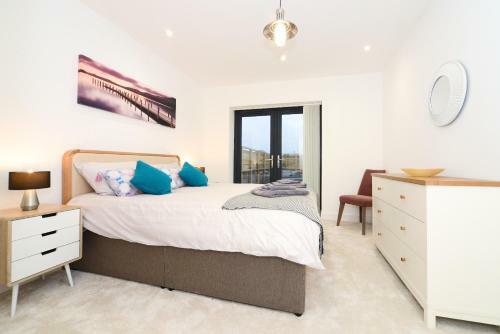 Luxury 3 Bed Apartment- Large Balcony With Seaviews
