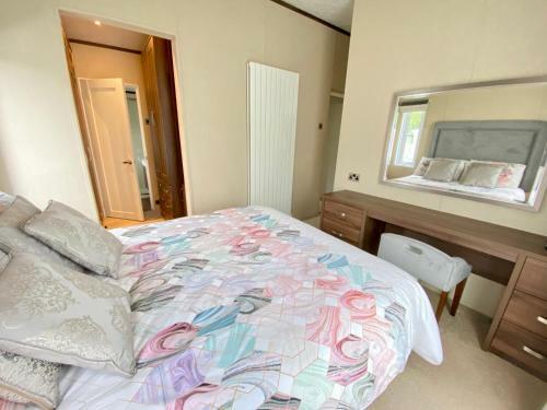 Wildflower, Premium Plus Hot Tub Lodge