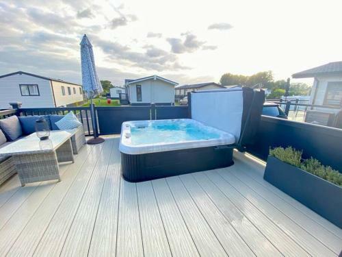 Burford, Hot Tub Lodge